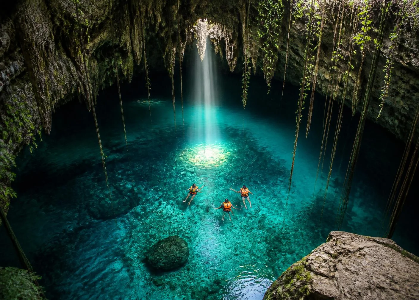 Baño en cenote de cueva en un tour privado a Chichen Itza con agua turquesa en Yucatan