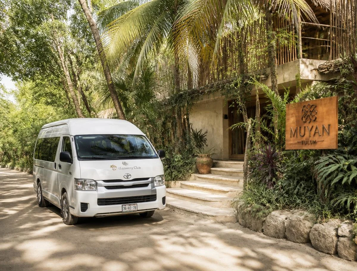 Van turística privada en un hotel de la selva de Tulum para recogida de un tour a Chichen Itza con Itza Quest